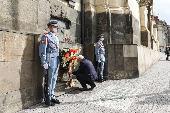 Frank-Walter Steinmeier při uctění památky parašutistů.