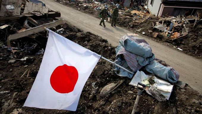 Japonci následkům katastrofy statečně vzdorují.