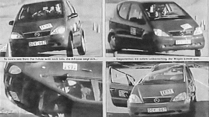 Čtvrt století losího testu. Kde udělal Mercedes chybu a proč máme tak nepohodlná auta; Zdroj foto: Aktuálně.cz / Reprofoto z videonahrávky "Mercedes-Benz A-Class fails moose test 1997", která byla publikovaná dne 17. 11. 2018 na serveru Youtube.com / VHS Archive / Youtube.com