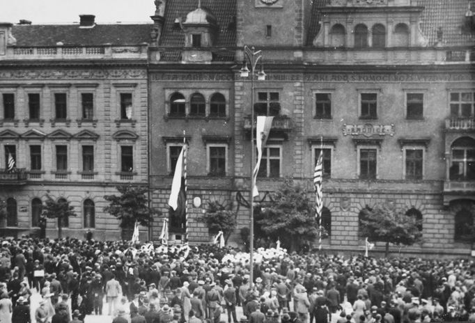 Uvítání, které se dostalo Antonínu Čermákovi při návštěvě Kladna v roce 1932 na náměstí před místní radnicí.