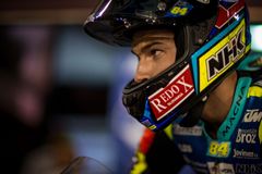 Kornfeilův boj o čelní příčky ukončil padající soupeř. Marquezovu chybu využil Rins