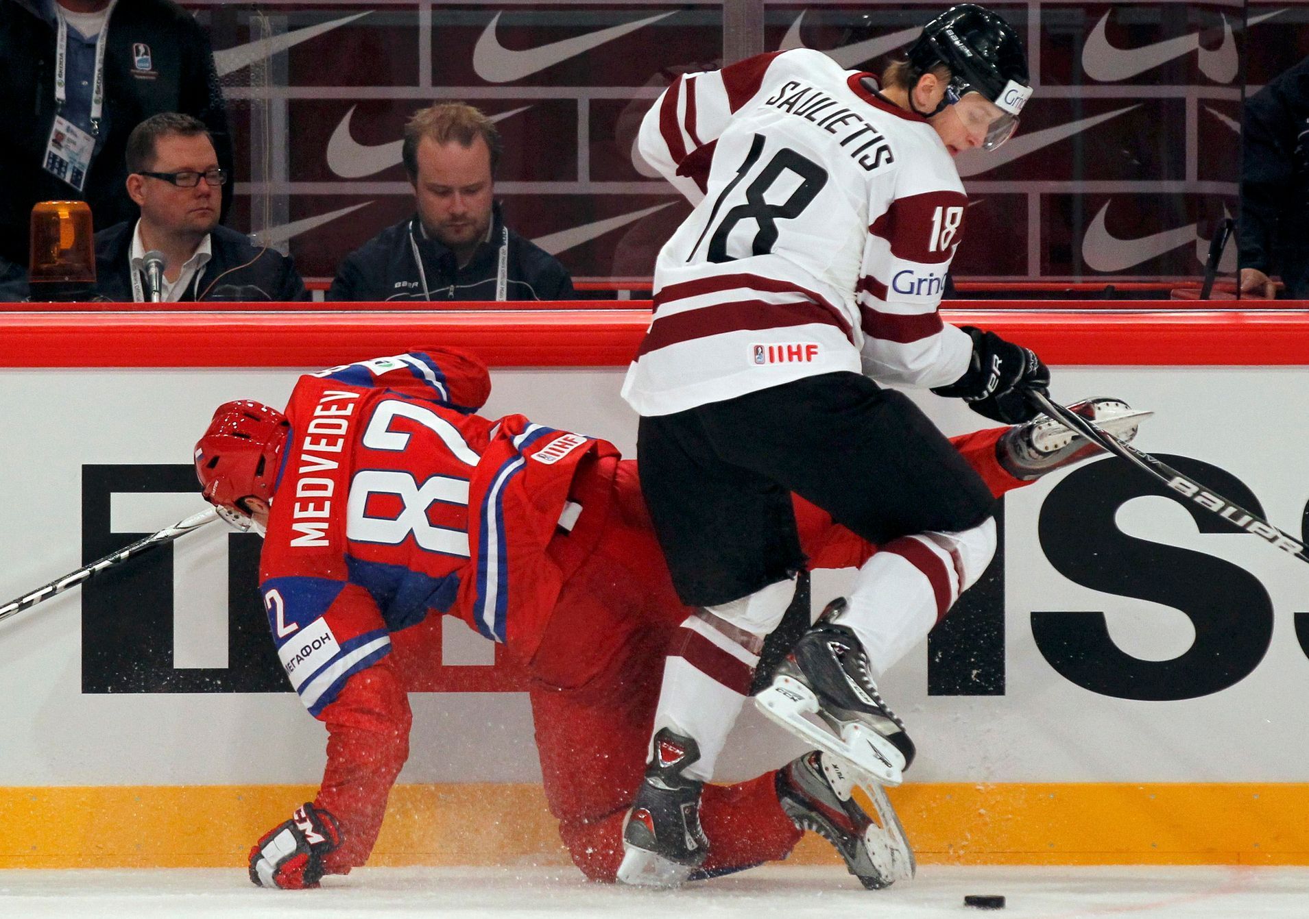 Jevgenij Medveděv a Kaspars Saulietis v utkání MS v hokeji 2012 Rusko - Lotyšsko