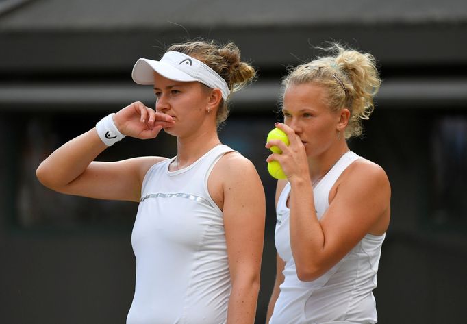 Kateřina Siniaková a Barbora Krejčíková ve finále čtyřhry Wimbledonu 2018