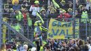 Valentino Rossi zdraví své fanoušky po závodě MotoGP v Misanu