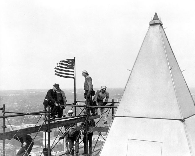 Instalace nového hromosvodu na Washingtonově monumentu ve Washingtonu, D.C., 1930.