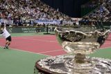 Ruský tenista Nikolaj Davyděnko podává v pozadí za "Salátovou mísou", trofejí pro vítěze Davisova poháru.