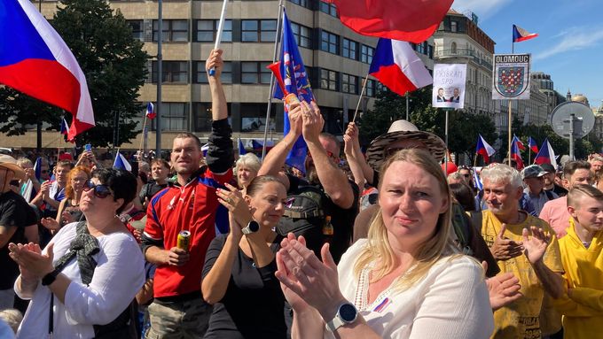 Lidé na protivládní demonstraci v září roku 2022 na pražském Václavském náměstí. Část těchto lidí se snaží získat "vlastenecké" skupinky, které často šíří lživé informace a mají proruské názory.