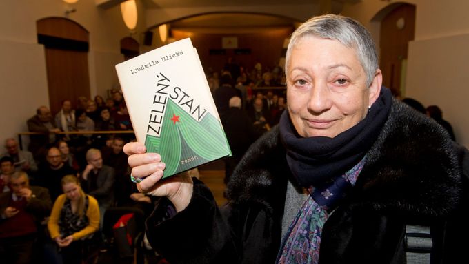 Ljudmila Ulická na snímku z roku 2016, kdy v Praze představila překlad svého románu Zelený stan.