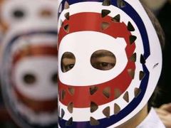 Montrealský brankář Ken Dryden používal speciální masku. Na snímku si ji připomínají diváci při slavnostním vyřazení jeho dresu.