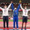Oštěpaři Jakub Vadlejch, Níradž Čopra a Vítězslav Veselý slaví medaile po finále na OH 2020