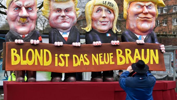Hitler,  Wilders, Le Penová a Trump na únorovém karnevalu v Německu.