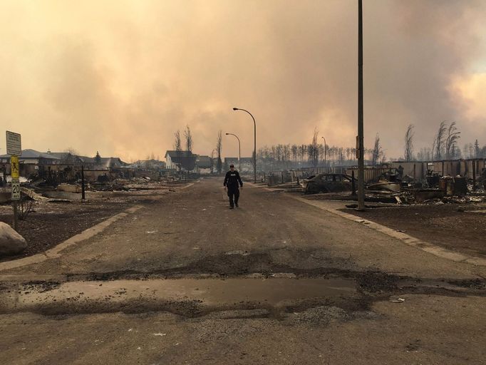 Zničené ulice města Fort McMurray po požáru v kanadské Albertě.