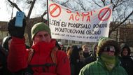 "Není to demonstrace, ale spíš setkání odpůrců mezinárodní smlouvy ACTA," říkají vesměs mladí lidé.