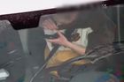 Slovenský řidič zastavil na dálnici a šňupal přímo před policejní kamerou