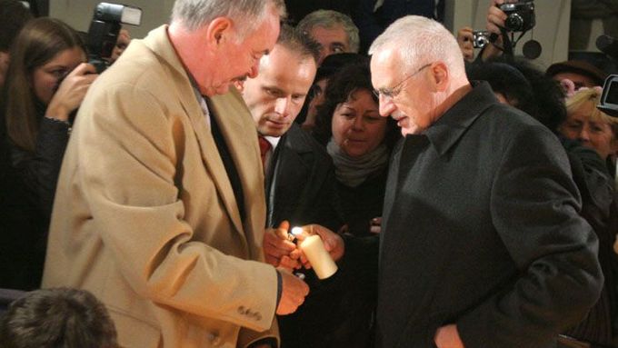 Prezident Václav Klaus si na Národní třídě připaluje svíčku od šéfa Senátu Přemysla Sobotky (ODS).