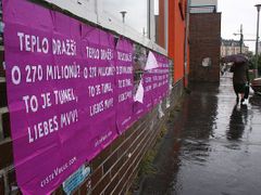 Na vysokou cenu tepla v Liberci a Jablonci útočily i plakáty v ulicích obou měst. jejich autor dosud zůstal v anonymitě