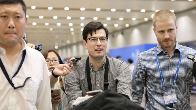 Australský student Alek Sigley, kterého propustila KLDR, přistál na letišti v Pekingu