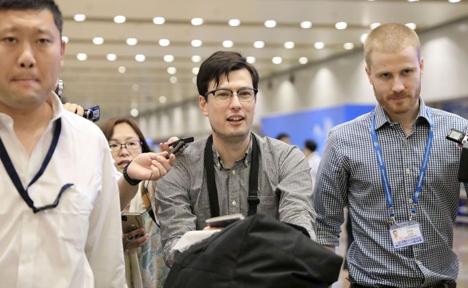 Australský student Alek Sigley, kterého propustila KLDR, přistál na letišti v Pekingu