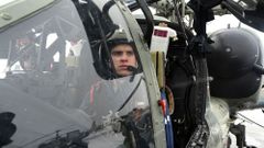 Pilot ruské helikoptéry Ka-52 Aligátor na vojenské základně v Rostovské oblasti nedaleko Ukrajiny.