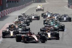 Pérez ovládl závod v Baku, Verstappen ho marně stíhal