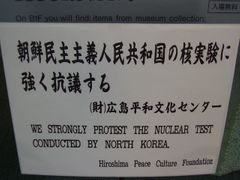 Vedení památníku v Hirošimě vyvěsilo ceduli, na které odsuzuje severokorejský jaderný test.