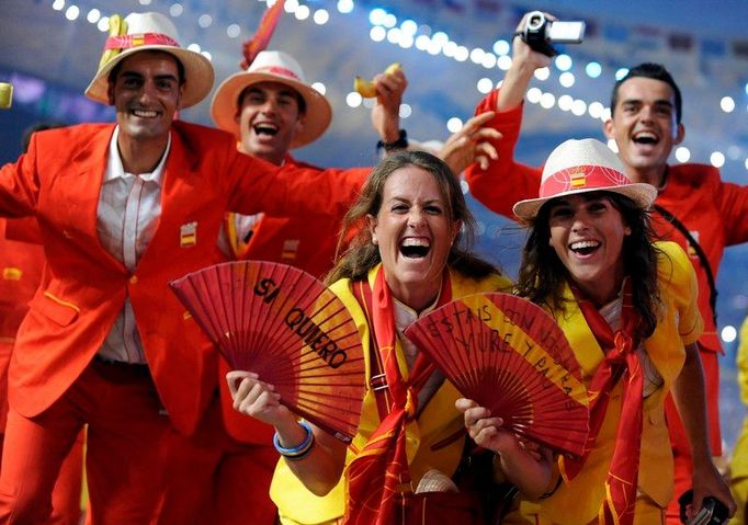 Veselí Španělé při nástupu sportovců na zahájení 29. letní olympiády v Pekingu.