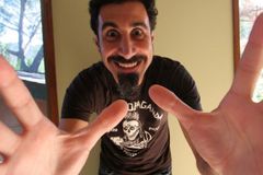 Serj Tankian si to v Praze rozdá na dálku s Deftones