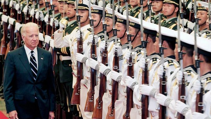 Už před deseti lety čelil Joe Biden čínské armádě. Tehdy ovšem jen jako viceprezident a jen při přehlídce po příletu...