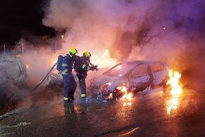 Policie kvůli požáru aut hledá člověka s popálenýma rukama