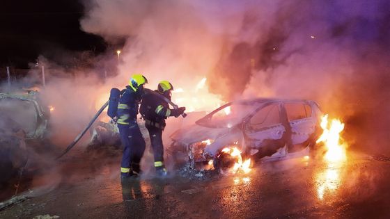 Policie kvůli požáru aut hledá člověka s popálenýma rukama