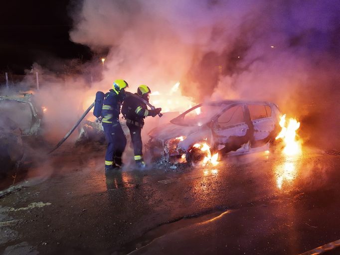 Hasiči zasahovali u požáru několika aut v Praze 9