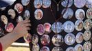 A customer pulls an Obama pin off the jacket of a seller on a street in Danville, Kentucky October 11, 2012. The vice presidential debate between U.S. Vice President Joe Biden and Republican vice presidential nominee Paul Ryan takes place at Centre College in Danville Thursday night. REUTERS/Kevin Lamarque (UNITED STATES - Tags: POLITICS ELECTIONS TPX IMAGES OF THE DAY) Published: Říj. 11, 2012, 9:09 odp.