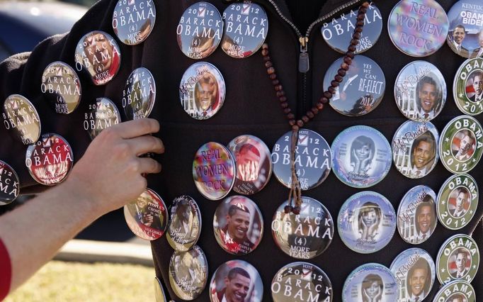 A customer pulls an Obama pin off the jacket of a seller on a street in Danville, Kentucky October 11, 2012. The vice presidential debate between U.S. Vice President Joe Biden and Republican vice presidential nominee Paul Ryan takes place at Centre College in Danville Thursday night. REUTERS/Kevin Lamarque (UNITED STATES - Tags: POLITICS ELECTIONS TPX IMAGES OF THE DAY) Published: Říj. 11, 2012, 9:09 odp.