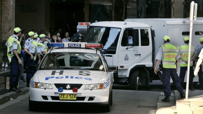Policejní vůz převážející osoby podezřelé z přípravy teroristických útoků. Ilustrační foto.