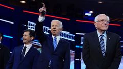 Demokratičtí kandidáti na prezidenta. Zleva Pete Buttigieg, Joe Biden a Bernie Sanders.