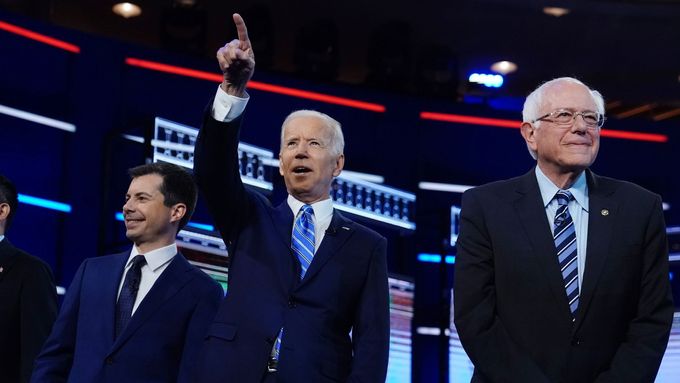 Demokratičtí kandidáti během jedné z dřívějších televizních debat, uprostřed Joe Biden.