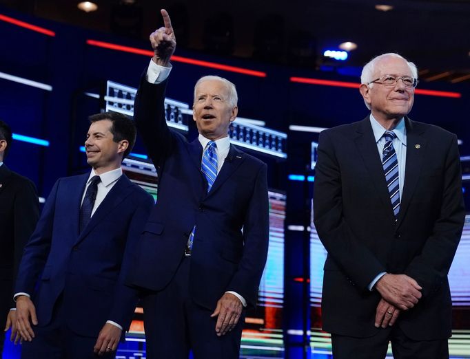 Demokratičtí kandidáti na prezidenta. Zleva Pete Buttigieg, Joe Biden a Bernie Sanders.