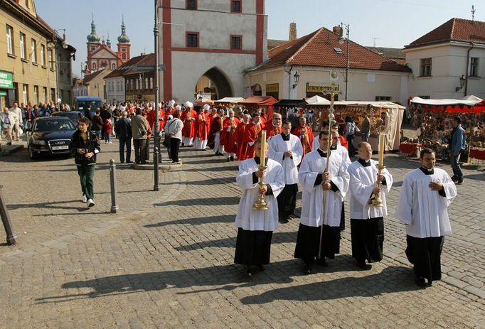 Po mši zamířilo procesí zpátky k bazilice svatého Václava. Náměstím zněl svatováclavský chorál.