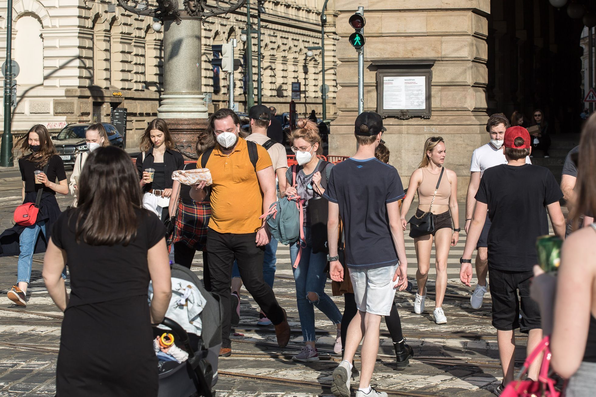 Lidé v ulicích Prahy a na Náplavce bez respirátorů, kontrola policie, koronavirus, covid-19, Náplavka, nábřeží