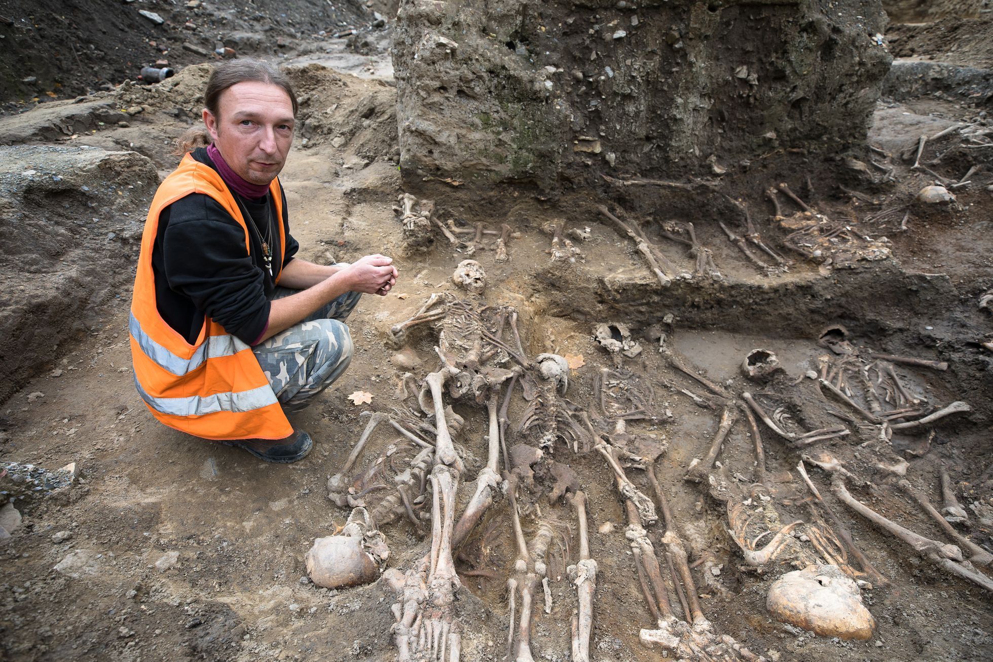Archeologické vykopávky, Karlín, masový hrob, Vojenský hřbitov Karlín, kosti, archeologie, antropologie