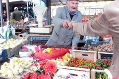 Lidé hledají zničené tradice, říká Gabor Bindics. Po bratislavské tržnici chce oživit i tu pražskou