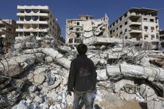 Při náletech na Rakku zemřelo 40 civilistů, tvrdí syrská opozice. Není jisté, kdo útočil