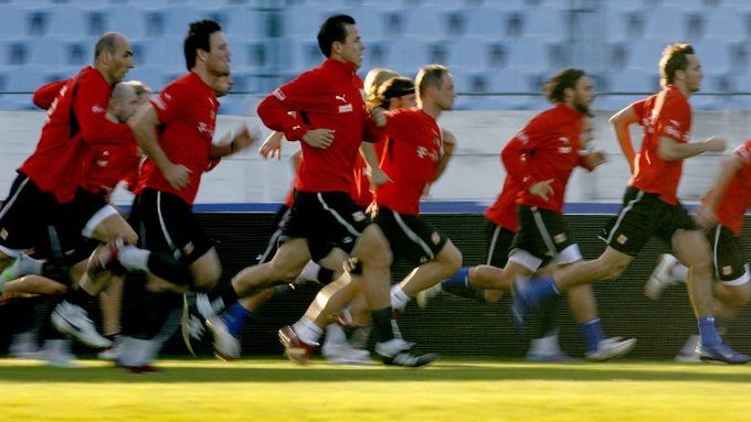 Česká fotbalová reprezentace se v Bratislavě připravuje na kvalifikační zápas proti Slovensku.