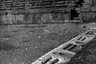 Startovní čára v ruinách starověkého stadionu.