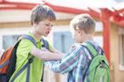 Nadávky i vyloučení z kolektivu. Šikana postihuje většinu tříd na základních školách