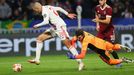 Islam Slimani dává gól v zápase EL Lyon - Sparta