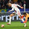 Islam Slimani dává gól v zápase EL Lyon - Sparta