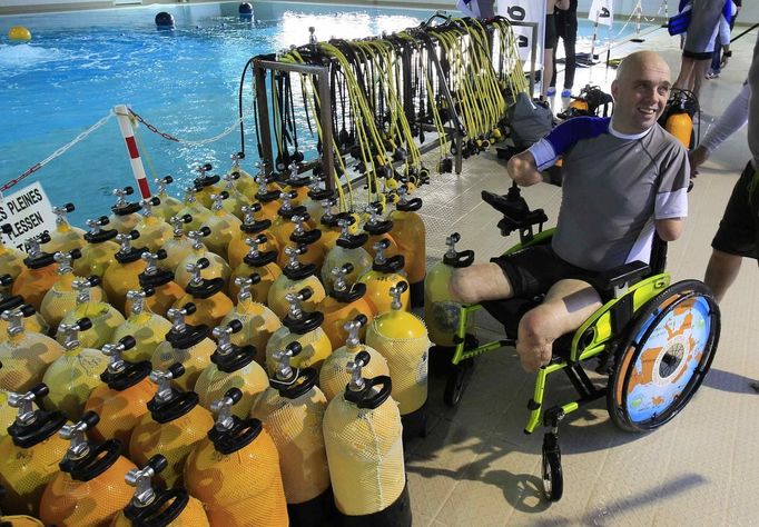 French athlete Philippe Croizon whose arms and legs were amputated after an electric shock accident in March 1994, waits next to a 33 metre (36 yard) deep pool, the world's deepest pool built to train professional divers, at Nemo33 diving centre in Brussels January 10, 2013. Croizon, who swam with adapted prostheses that had fins attached, broke a world record and became the first disabled person to dive to 33 metres, according to the organisers. REUTERS/Yves Herman (BELGIUM - Tags: SOCIETY SPORT DIVING) Published: Led. 10, 2013, 4:31 odp.