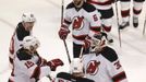 Radost hráčů New Jersey Devils poté, co srovnali sérii s Philadelphia Flyers na 1:1