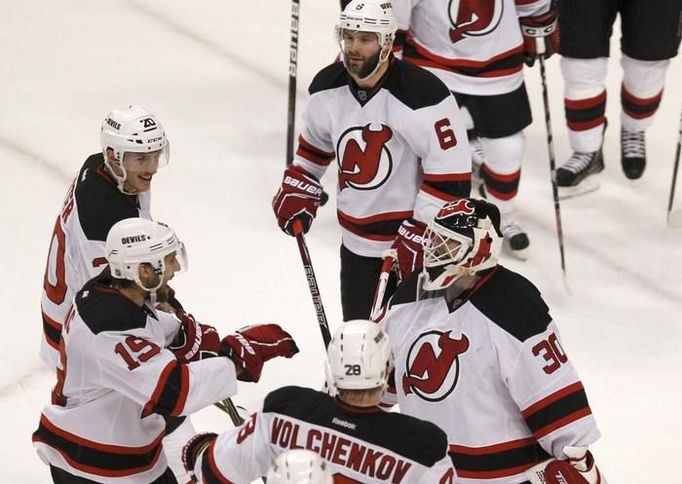 Radost hráčů New Jersey Devils poté, co srovnali sérii s Philadelphia Flyers na 1:1